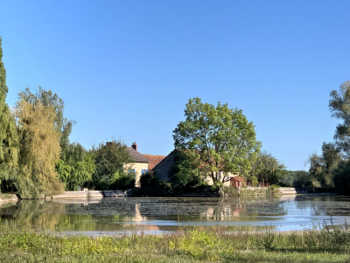 Moulin à restaurer à vendre en Berry (18) avec maison rénovée, grange et étang eaux closes